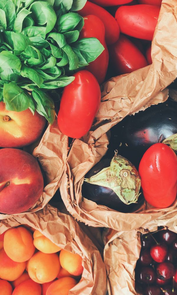 Frutas y verduras en bolsas de papel