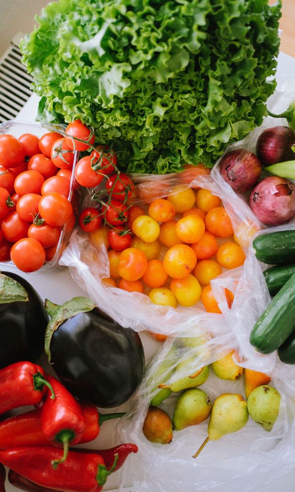 Frutas y verduras en bolsas
