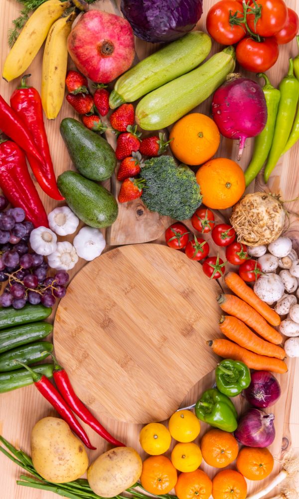 Frutas y verduras distribuidas sobre la mesa