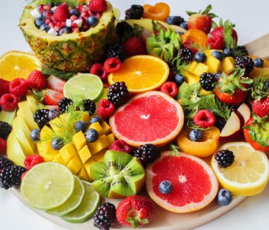 plato con mix de frutas cortadas cuidadosamente